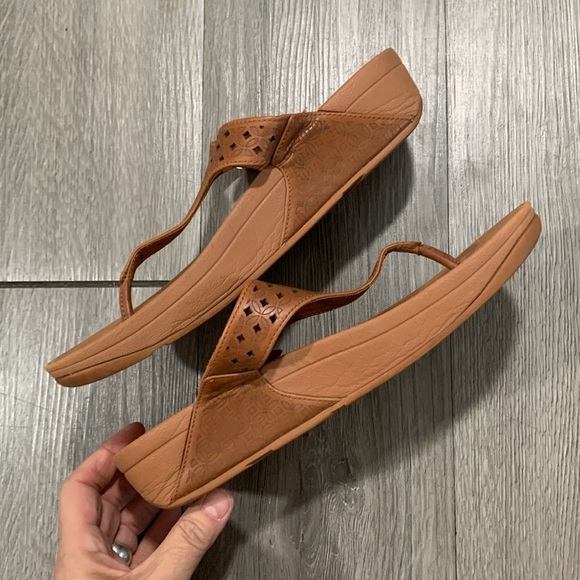 FitFlop Lattice Toe Laser Cut Out Brown Leather Thong Style Slip-On Sandals - Picture 5 of 8